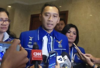 Ketua Fraksi Partai Demokrat DPR RI Edhie Baskoro Yudhoyono saat memberikan keterangan pers di Jakarta, Senin (28/8)