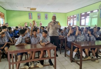 Iptu Danial Agripa Tefnai saat memberikan sosialisasi, Kamis (31/8)
