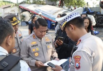 Kapolres Ngawi AKBP Argowiyono saat di lokasi TKP kecelakaan maut bus, Kamis (31/8)
