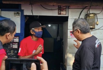Sekjen PDIP Hasto Kristianto saat berdialog dengan warga usai pasang stiker Ganjar, Sabtu (9/9)