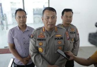 Kabid Humas Polda Jatim Kombes Dirmanto saat memberikan keterangan pers, Selasa (19/9) 