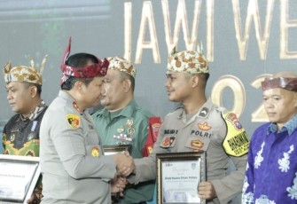 Kapolda Jatim Irjen Pol Toni Harmanto saat memberikan piagam penghargaan, Rabu (20/9)