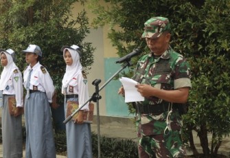 Kapten Arm Sarmidi jadi pembina upacara di SMK Negeri 6 Berau, Senin (25/9)