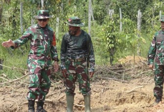Dansatgas TMMD ke 118 Kodim 0902/Berau Letkol Inf Dony Fatra saat tinjau lokasi pengerjaan, Senin (25/9)