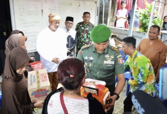 Dandim 0906/Kkr Letkol Inf Jeffry Satria memberikan bantuan di lokasi bencana kebakaran, Selasa (26/9)