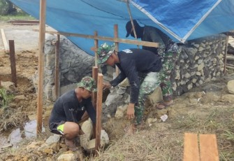 Pemasangan tiang pancang dan pondasi jembatan lokasi TMMD, Selasa (26/9)