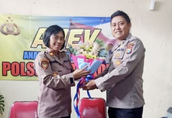 Kapolsek Batu Iptu Mawang Kenti Pratiwi saat menerima surprise dari anggotanya. Rabu (27/9)
