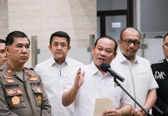 Kasatgas Anti Mafia Bola Irjen Pol Asep Edi Suheri saat memberikan keterangan pers di Jakarta, Rabu (27/9)