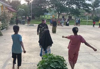 Latihan baris berbaris siswa di lokasi TMMD 