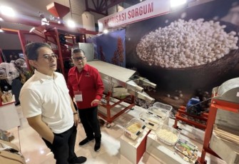 Hasto Kristiyanto bersama Ketua TPN Arsjad Rasjid saat mengunjungi stan sorgum di JIExpo Kemayoran, Jakarta, Minggu (1/10)