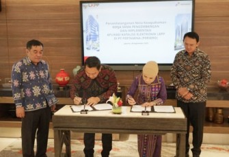 Kepala LKPP RI, Hendrar Prihadi dengan Direktur Utama PT. Pertamina (persero), Nicke Widyawati saat penandatanganan nota kesepahaman terkait pengembangan dan implementasi E-Katalog.