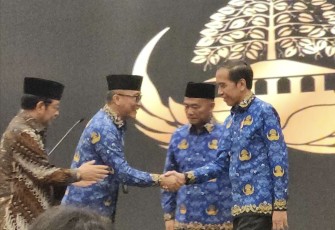 Ketum Korpri Prof Dr Zudan Arif Fakrulloh menyalami presiden Joko Widodo usai membuka Rakernas Korpri 2023 di Jakarta, Selasa (3/10)