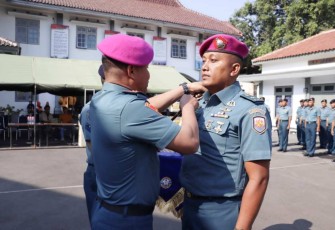 Danlanal Tegal Letkol Mar Moch Chanan Asfihani saat menyematkan kenaikan pangkat prajuritnya, Senin (2/10)