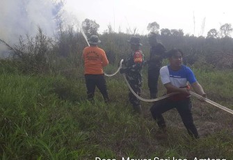 Pemadaman kebakaran lahan gambut di wilayah desa binaan, Jum'at (6/10)