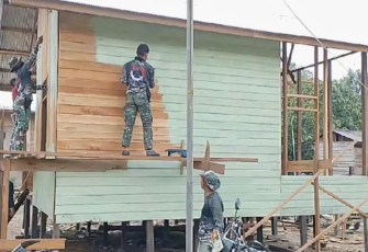 Pengecatan dan pemasangan dinding papan RTLH TMMD ke 118 Kodim Berau, Senin (9/10)