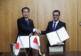 Wamenkominfo Nezar Patria (kanan) bersama Wakil Menteri Parlemen Ministry of Internal Affairs and Communications (MIC) Jepang Komori Taku di Kantor MIC, Tokyo, Jepang, Rabu (11/10/2023).