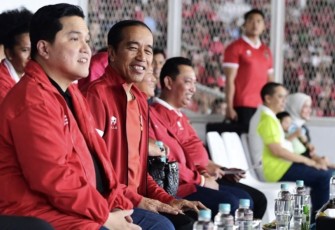 Presiden Joko Widodo menyaksikan pertandingan tim nasional sepak bola Indonesia yang berhasil mengalahkan Brunei Darussalam 6-0 dalam laga Kualifikasi Piala Dunia 2026 di Stadion Utama Gelora Bung Karno, Jakarta, pada Kamis malam, 12 Oktober 2023