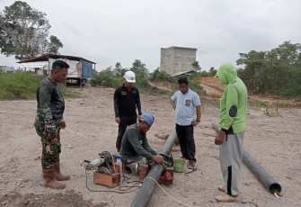 Pemasangan Pipa PDAM di Lokasi TMMD 