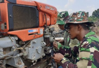 Satgas TMMD perbaiki mesin traktor di lokasi
