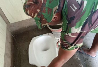 Pemasangan kloset duduk MCK di lokasi TMMD 