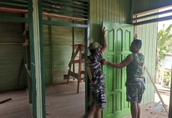 Pemasangan pintu RTLH TMMD Kodim Berau