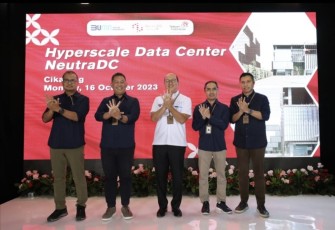 Wamen BUMN Rosan Perkasa Roeslani (baju putih)