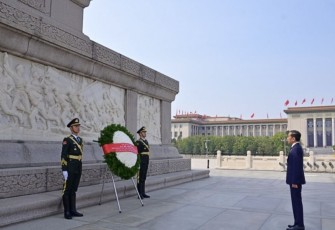Presiden Joko Widodo mengunjungi Monumen Pahlawan Rakyat, Tiananmen Square di Beijing, Republik Rakyat Tiongkok (RRT) pada Selasa, 17 Oktober 2023 untuk melakukan peletakan karangan bunga.