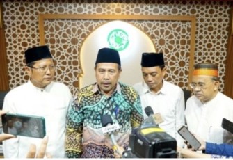 Ketua Ombudsman RI Mokhamad Najih saat memberikan keterangan pers di alua kantor MUI Jakarta, Jum'at (27/10)
