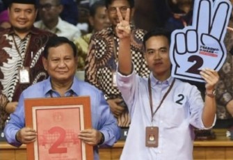 Capres-Cawapres Prabowo Subianto bersama Gibran Rakabuming Raka usai pengundian nomor urut di KPU Jakarta, Selasa (14/11) malam