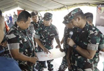 Pangdam V Brawijaya Mayjen TNI Farid Makruf saat menerima pemaparan aset TNI AD di wilayah Kodim 0819/Pasuruan, Rabu (15/11)