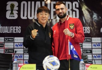 Shin Tae-yong bersama Jordi Amat saat jumpa pers jelang pertandingan Kualifikasi Piala Dunia 2026 di Hotel Minawi Pasha, Basra, Irak Rabu (15/11)