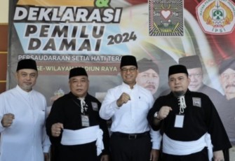 Anies Baswedan Capres Pemilu 2024 saat menghadiri deklarasi pemilu damai PSHT di Madiun, Minggu (26/11)