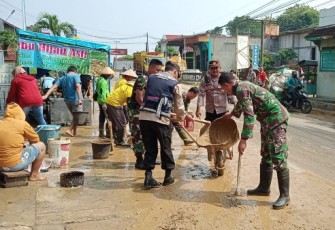TNI-Polri bersama masyarakat adakan karya bakti pasca banjir di Sukolilo