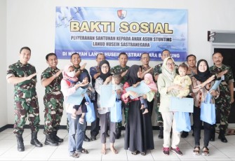 Bakti sosial penyerahan santunan anak asuh stunting Lanud Husein Sastranegara Bandung, Jum'at (8/12)