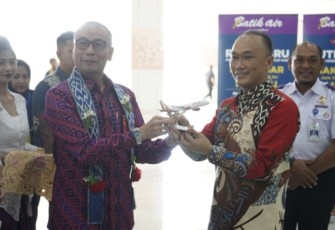 Pj Gubernur Sulbar Prof Zudan Arif Fakrulloh menerima cenderamata, Jum'at (8/12)