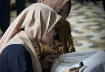 Siti Atikoh Supriyanti saat membatik di Semarang 