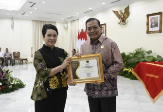 Sekretaris Jenderal Mira Tayyiba (kiri) mewakili Kementerian Komunikasi dan Informatika menerima penghargaan Badan Publik Informatif dari Komisi Informasi Pusat yang diserahkan oleh Ketua Komisi Informasi Pusat Donny Yoesgiantoro (kanan) disaksikan oleh Wakil Presiden Ma’ruf Amin dan Menteri Komunikasi dan Informatika Budi Arie Setiadi di Istana Wakil Presiden, Jakarta, Selasa (19/12/2023).