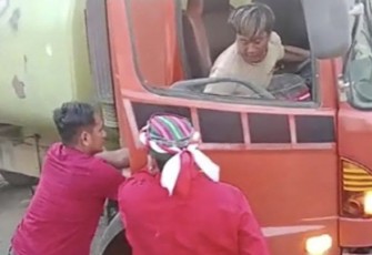 Rekaman vidio ajudan Bupati Kubar saat menarik turun supir truk CPO