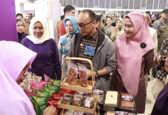 Pj Gubernur Sulbar Prof Zudan saat mengunjungi stand pelaku UMKM Ekonomi Kreatif Fest Sulbar 2023,