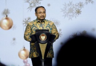 Menag Yaqut Cholil Qoumas saat memberikan sambutan dalam perayaan Natal Nasional 2023 di Surabaya, Rabu (27/12)