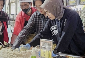 Atikoh Ganjar saat membuat kue Mino khas Banyumas di desa wisata Pekunden, Banyumas, Jawa Tengah, Jum'at (29/12)