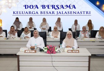 Doa bersama keluarga besar Jalasenastri yang dilaksanakan terpusat di Wisma Elang Laut, Jakarta.  Sabtu (23/12/2023).