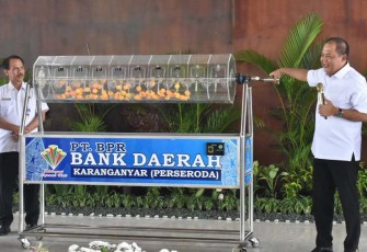 Bupati Karanganyar Juliyatmono mengundi hadiah utama tahap 1 Tabungan Sembada dan Sicermat, perayaan Hari Ulang Tahun (HUT) ke-54 Bank Daerah Karanganyar, Rabu (15/3/2023).