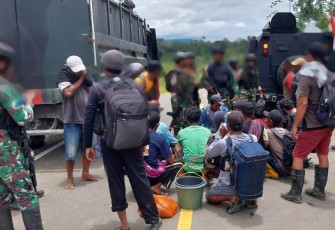 TIM Gabungan TNI saat melakukan evakuasi