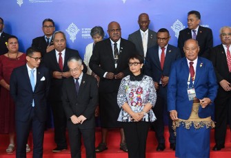 Menteri Luar Negeri RI Retno Marsudi (baris pertama kedua kanan) didampingi (dari kiri) Menteri Pariwisata dan Ekonomi Kreatif RI Sandiaga Uno, Kepala Perwakilan UNDP Indonesia Norimasa Shimomura, Wakil Perdana Menteri Tonga Samiu Kuita Vaipulu bersiap untuk berfoto bersama dengan menteri, duta besar dan perwakilan negara peserta saat Pertemuan ke-5 Tingkat Menteri AIS Forum di Nusa Dua, Bali, Selasa (10102023). ANTARA FOTOMedia Center KTT AIS Forum 2023Akbar Nugroho Gumaypras.