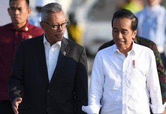 Presiden Joko Widodo (kanan) disambut Dirjen Protokol dan Konsuler Kementerian Luar Negeri Andy Rachmianto (kiri) setibanya di Bandara Internasional I Gusti Ngurah Rai, Badung, Bali, Selasa (10/10/2023). Presiden Joko Widodo tiba di Bali untuk menghadiri Konferensi Tingkat Tinggi (KTT) Archipelagic and Island States (AIS) Forum di Nusa Dua, Bali. Media Center KTT AIS Forum 2023/Fikri Yusuf/pras.