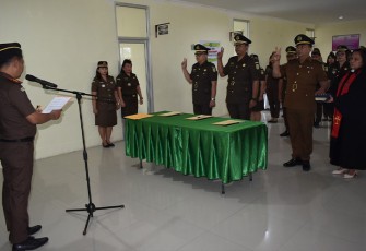 Kajari Bitung Fauzal SH., MH saat melantik dan mengambil sumpah tiga pejabat utama kejaksaan Negeri Bitung.