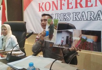Kapolres Karanganyar, AKBP Jerrold Hendra Yosef Kumontoy, menunjukkan foto Satiyem (81), saat menggelar konferensi pers di Mapolres Karanganyar, Senin (13/3/2023) sore.