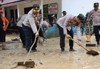 Kapolres Pagar Alam AKBP Erwin Irawan S.Ik beserta jajarannya saat ikut gotong royong membersihkan longsoran tanah yang menutupi jalan menuju SD 2 Negeri Pulau Pinang, Kecamatan Pulau Pinang Kabupaten Lahat, Jumat (10/03/2023).