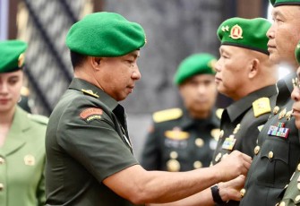 Kasad Jenderal TNI Agus Subiyanto, S.E., M.Si., saat pimpin serah terima jabatan Kepala Pusat Zeni Angkatan Darat (Kapusziad) tersebut dilaksanakan di Aula Jenderal Besar A.H. Nasution Markas Besar Angkatan Darat (Mabesad).
